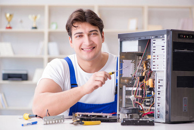 計(jì)算機(jī)維修之道 工程師用螺絲刀修理筆記本電腦